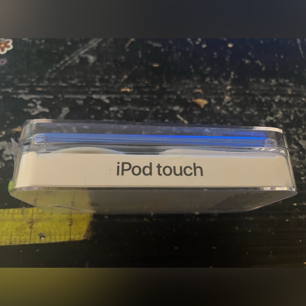 Apple iPod Touch - Blue 32GB -7th Generation - Picture 2 of 8